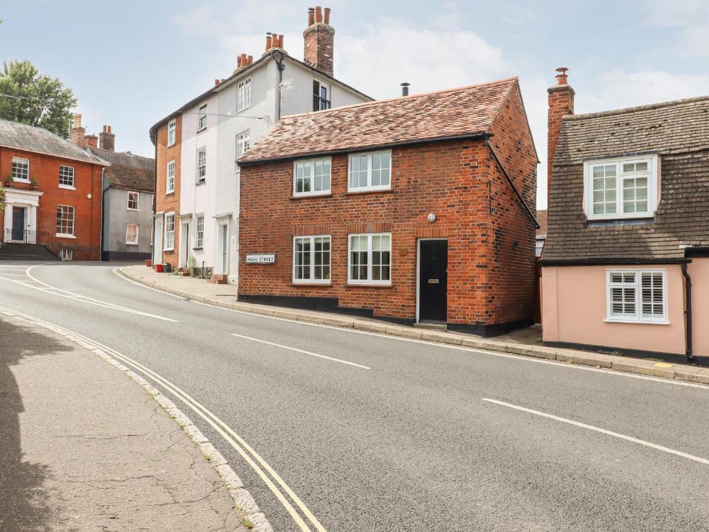 una calle vacía en un pueblo con casas de ladrillo en Wherry Cottage, en Manningtree