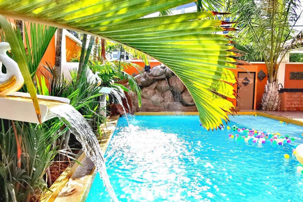 Bazén v ubytování GOLDLAND Luxury Pool Villa Pattaya Walking Street 8 Bedrooms nebo v jeho okolí