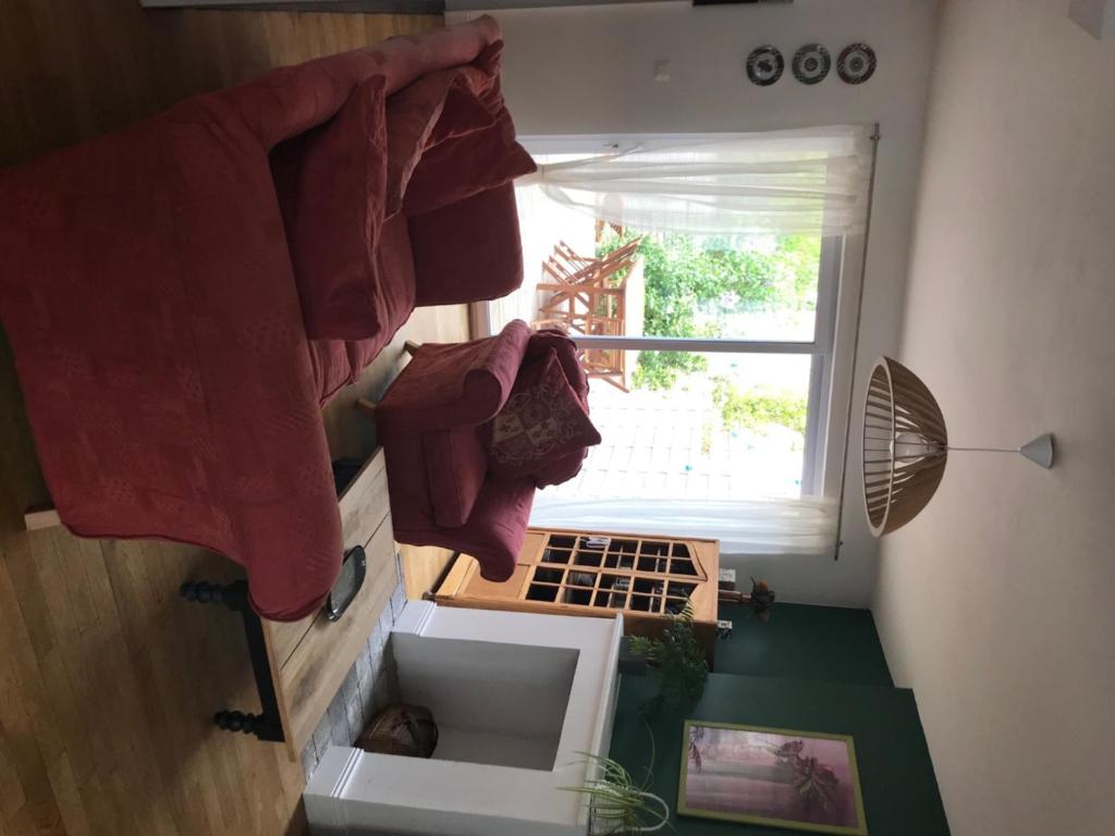 - une vue sur la cuisine et une fenêtre dans l'établissement Niarnia, à Abbeville