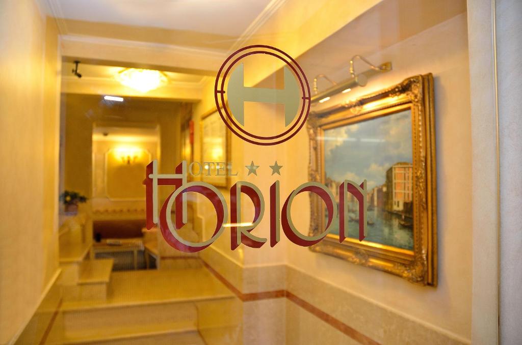 une fenêtre de stockage avec le panneau ouvert sur un mur dans l'établissement Hotel Orion, à Venise