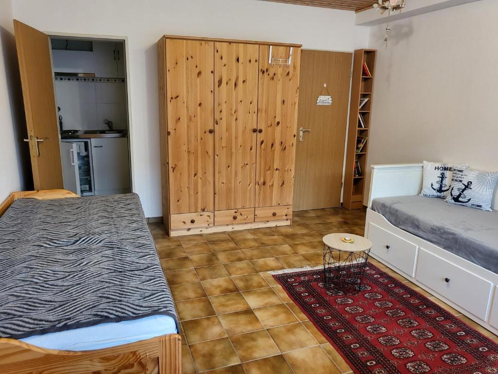 um pequeno quarto com uma cama e um armário em Apartment Betzenberg, nur Netflix em Kaiserslautern