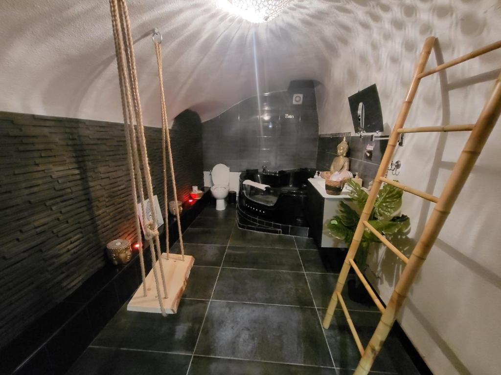 LA NUIT PARFAITE Cinéma Jacuzzi - Housity
