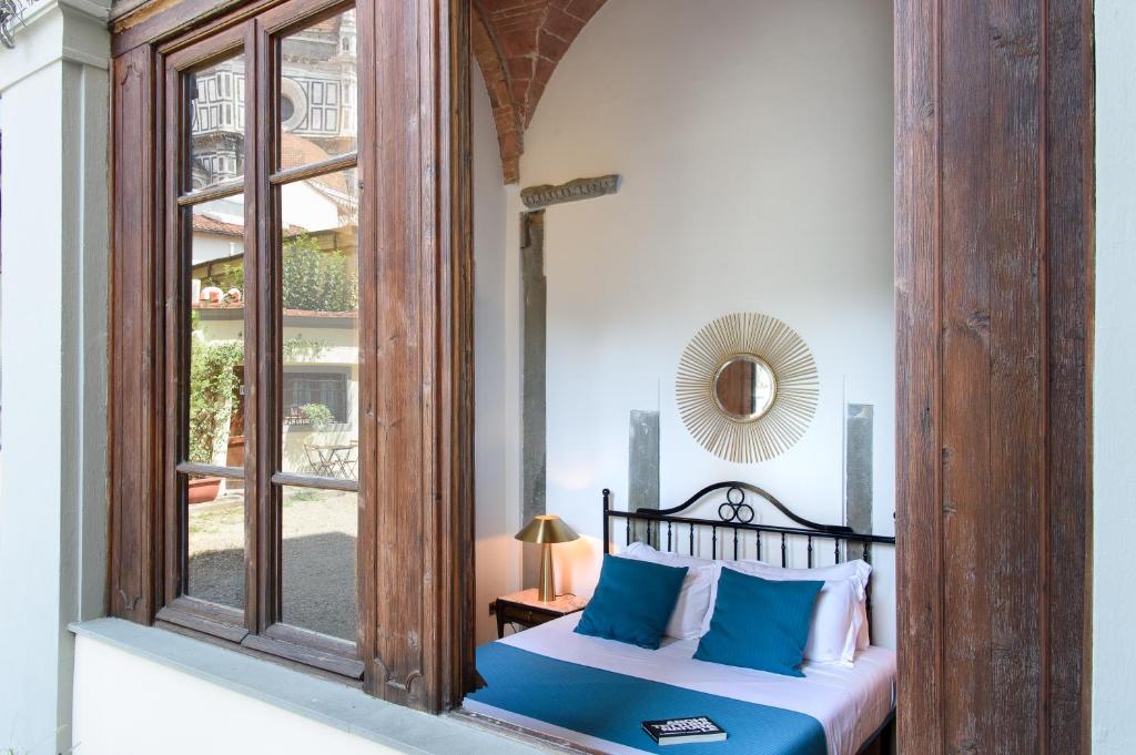 1 dormitorio con cama y ventana en La Gabbia del Grillo, en Florencia