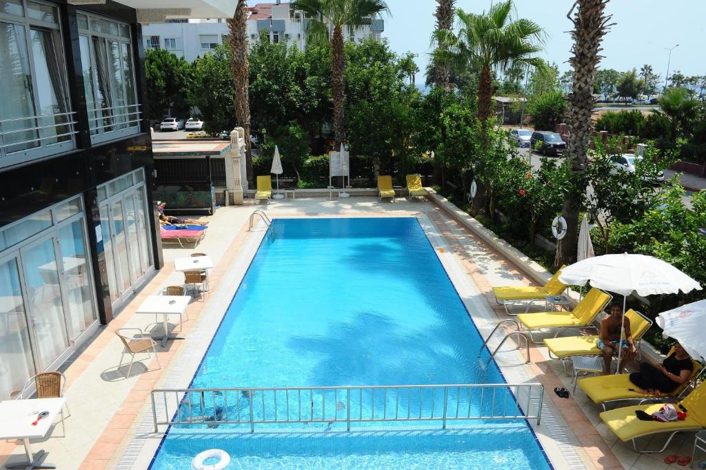 Piscina de la sau aproape de Hotel Royal Hill
