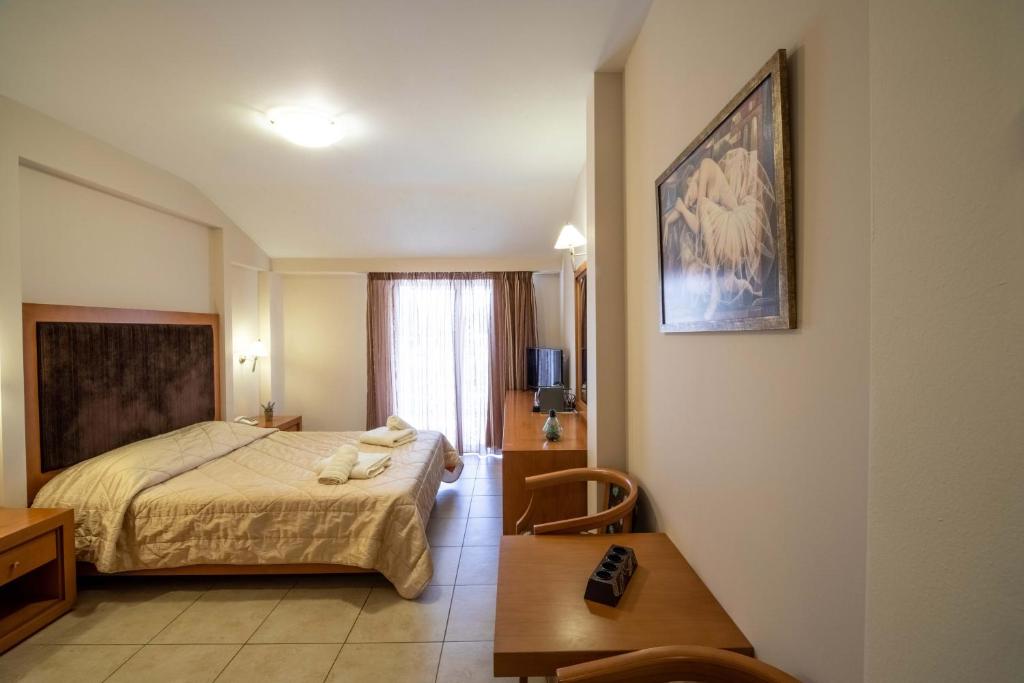 Postel nebo postele na pokoji v ubytování Hotel Serenity Tolo