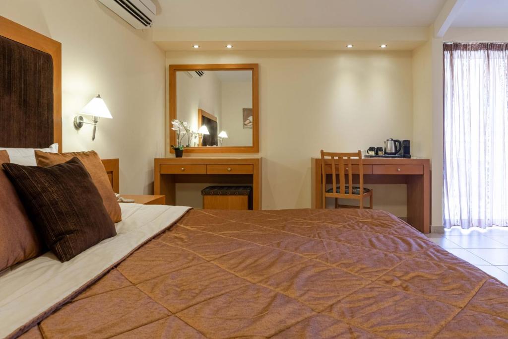 Postel nebo postele na pokoji v ubytování Hotel Serenity Tolo