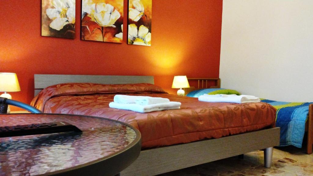 Habitación de hotel con 2 camas y toallas. en Ladybianca apartment & rooms, en Lecce