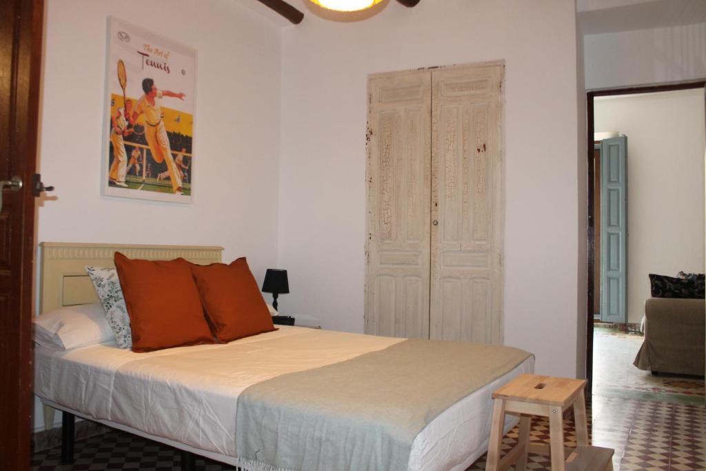 una camera da letto con un letto con cuscini arancioni di Caserón Centenario a Cehegín