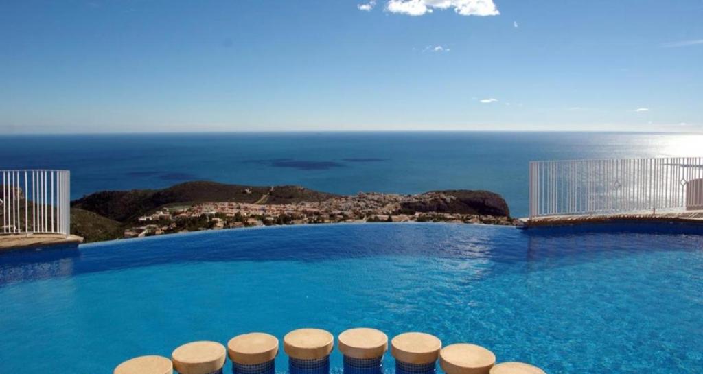 Bazén v ubytování Brisa Marina by Sun & Sea Homes nebo v jeho okolí