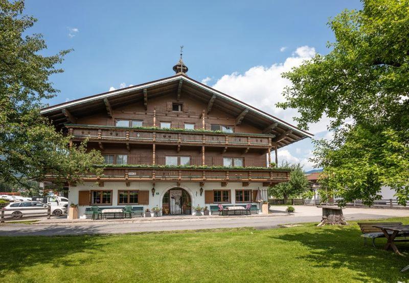 duży drewniany budynek z ławkami w parku w obiekcie Josef Foidl (Bairerbauer) w mieście Oberndorf in Tirol