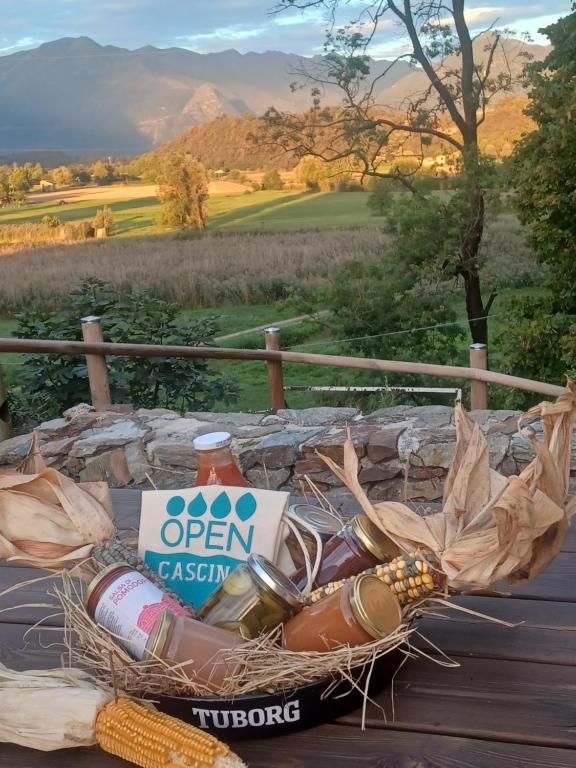 una cesta de comida sobre una mesa de madera en Open Cascina en Colico