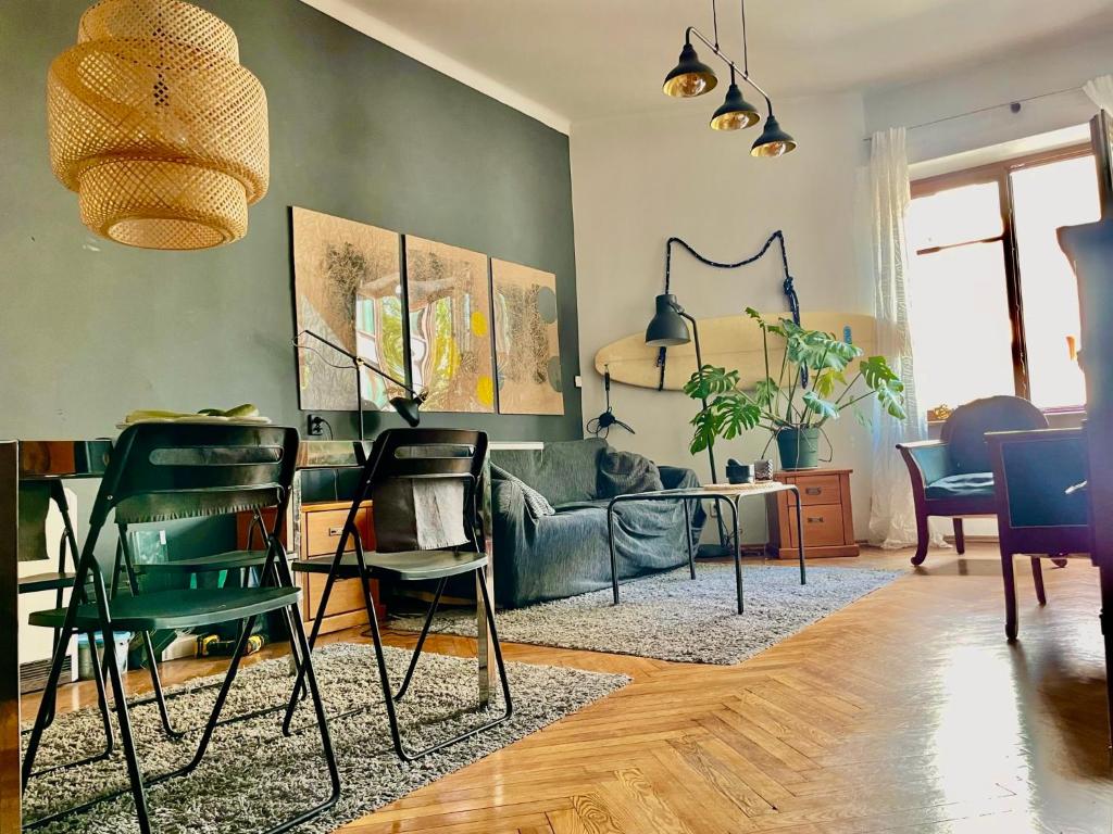 ein Wohnzimmer mit einem Sofa und Stühlen in der Unterkunft Old Town Krakow! Amazing location & character in Krakau