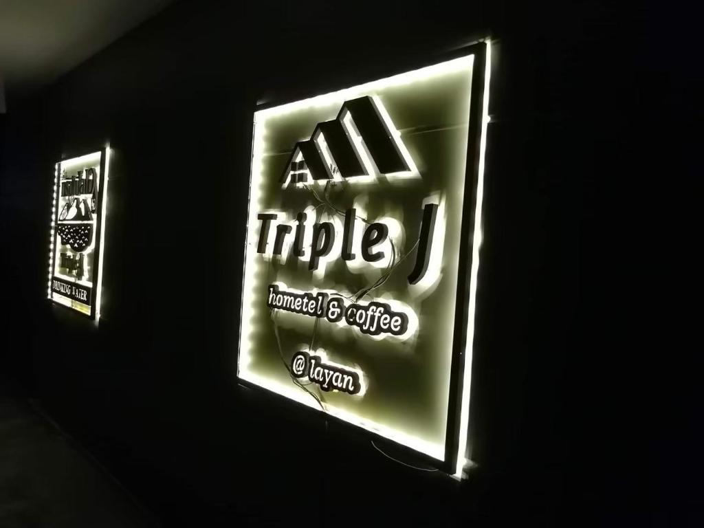 Certifikát, hodnocení, plakát nebo jiný dokument vystavený v ubytování Triple J Hometel