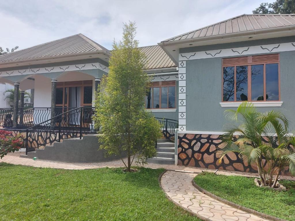 een huis met een pad dat daarheen leidt bij Charming House in Matugga Kampala Uganda in Matuga