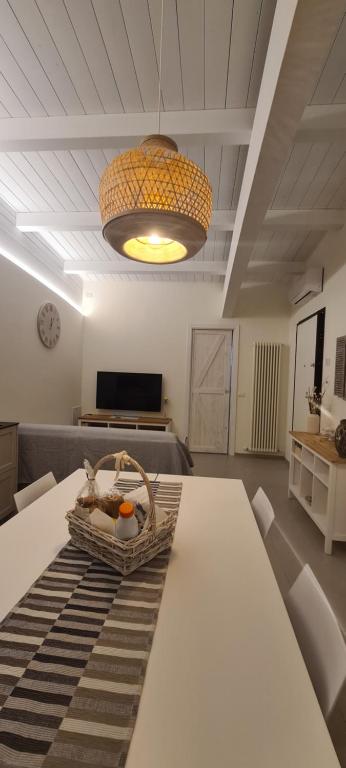 Televízia a/alebo spoločenská miestnosť v ubytovaní Appartamento Tra Cielo e Mare Cesenatico
