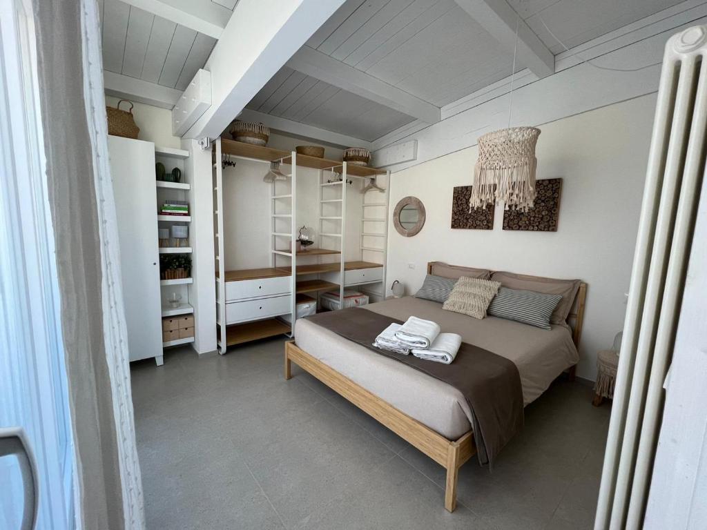 ein Schlafzimmer mit einem großen Bett in einem Zimmer in der Unterkunft Appartamento Tra Cielo e Mare Cesenatico in Cesenatico