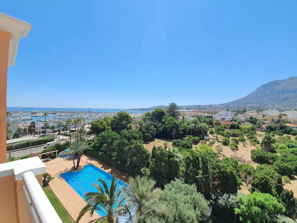 una vista dal balcone di una villa con piscina di Jardines Del Puerto a Denia