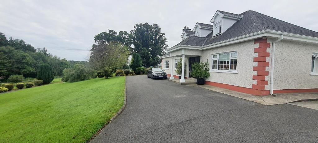 una casa con un coche aparcado en la entrada en Lough Rynn View Accommodation Accommodation - Room only, en Mohill