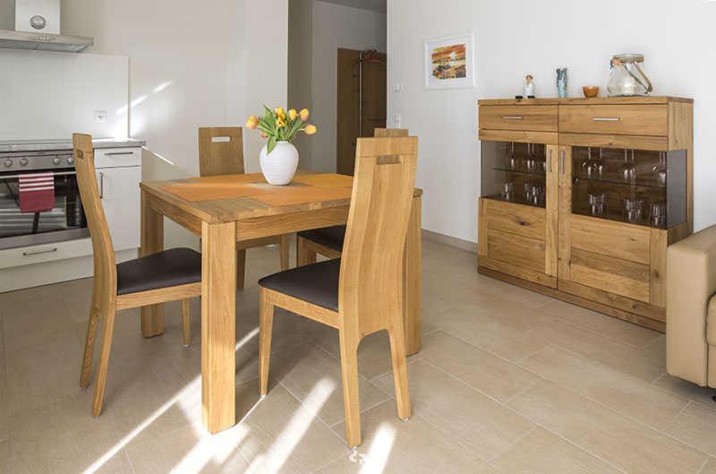 オストゼーバート・ディアーハーゲンにあるWINDLICHT App Nr 3 max 4 Persの木製テーブル(椅子2脚付)と花瓶