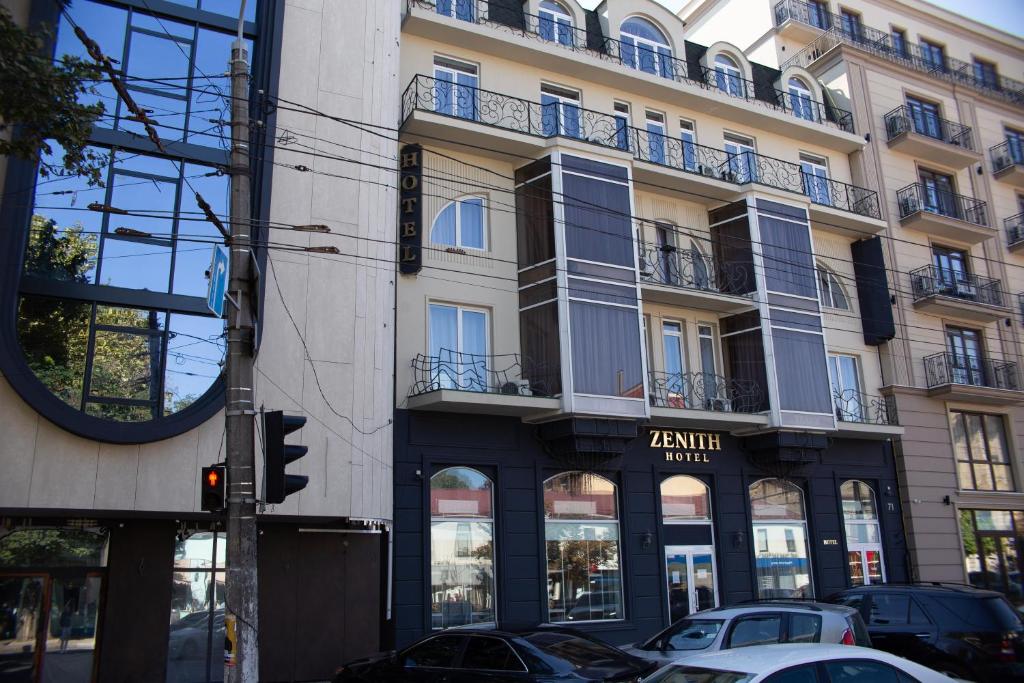ein Gebäude in einer Stadtstraße mit einer Ampel in der Unterkunft Zenith Hotel in Odessa