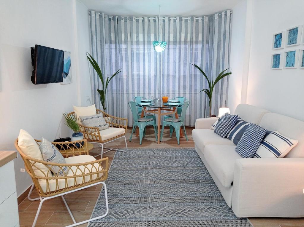 - un salon avec un canapé blanc et une table dans l'établissement Casino Blu: 50m to beach, in town center (fast Wi-Fi), à Armação de Pêra