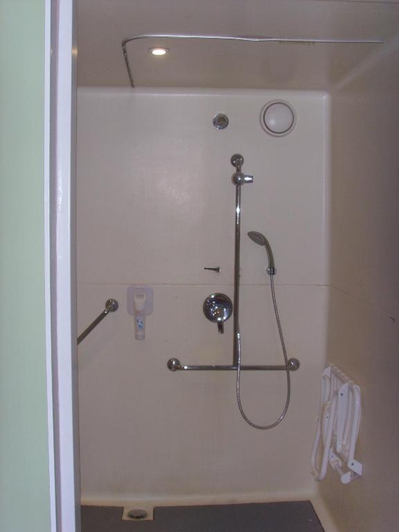 Vannituba majutusasutuses ibis budget L'Isle Adam