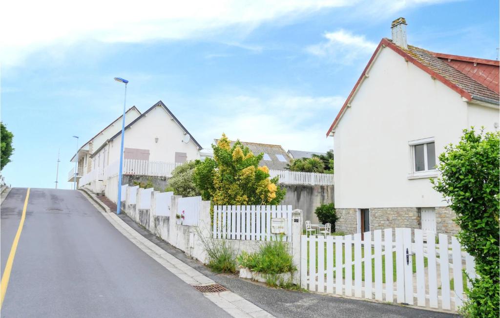 una strada con case bianche e una recinzione bianca di Gorgeous Apartment In Pirou With Kitchen a Pirou