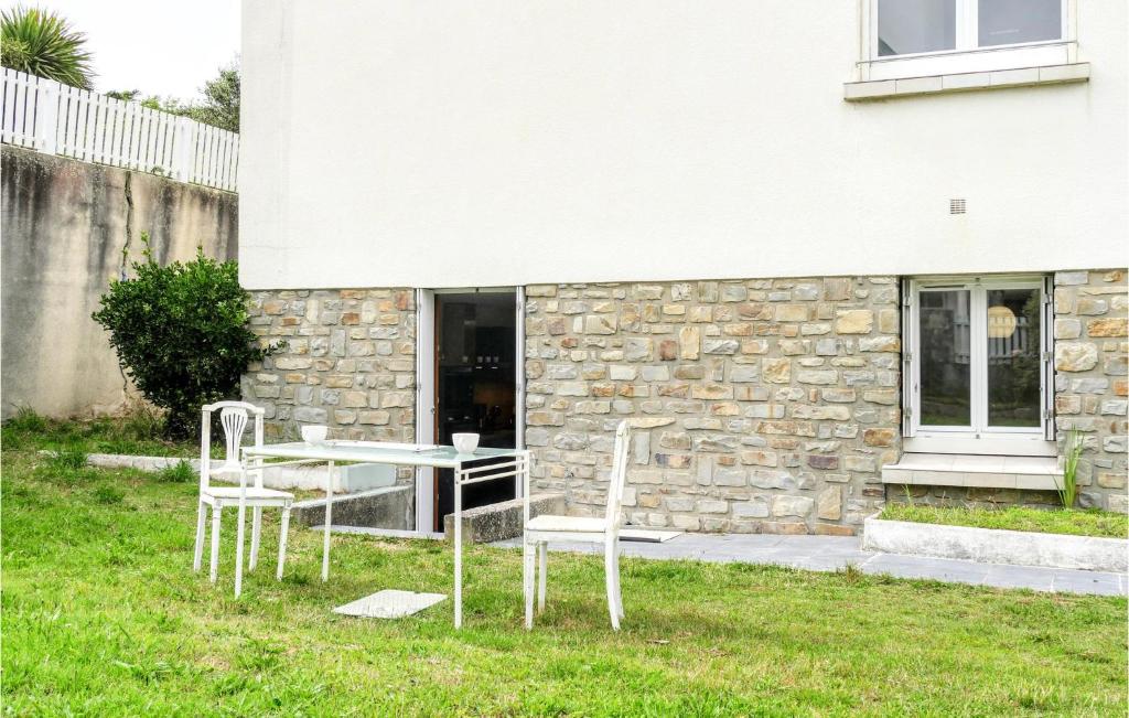 Vonkajšia záhrada v ubytovaní 1 Bedroom Cozy Apartment In Pirou
