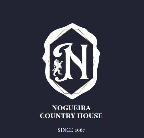ein Logo für ein Amtshaus mit dem Buchstaben n in der Unterkunft Nogueira Country House in Fundão