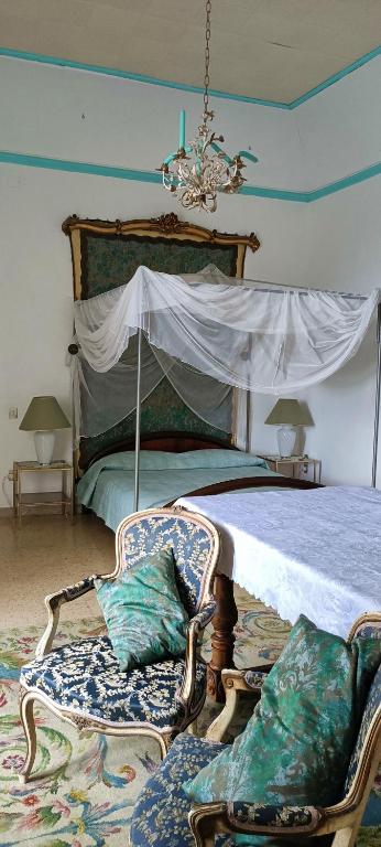 Postel nebo postele na pokoji v ubytování Palazzo Caracciolo