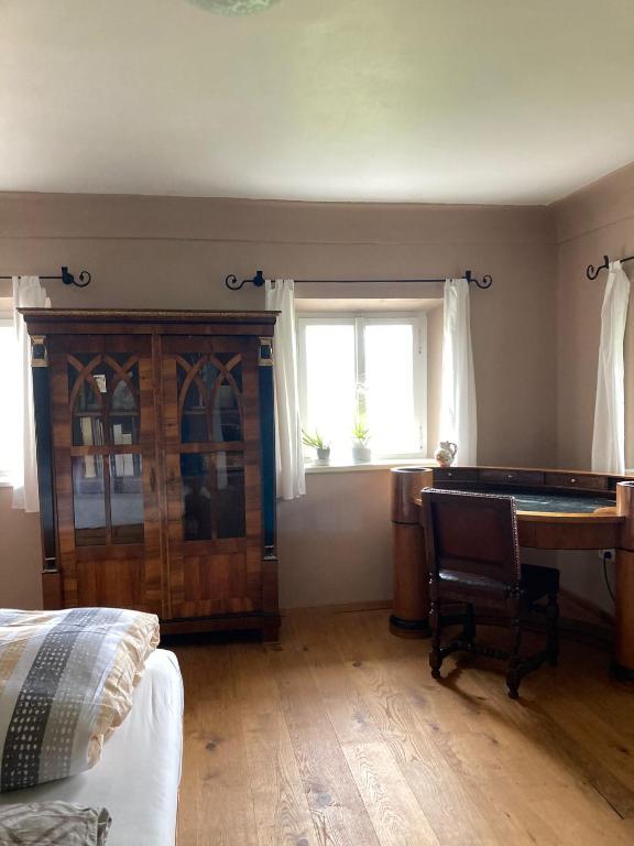(C) Zimmer in einem Bauernhaus في أنيف: غرفة نوم مع طاولة بلياردو ونافذة