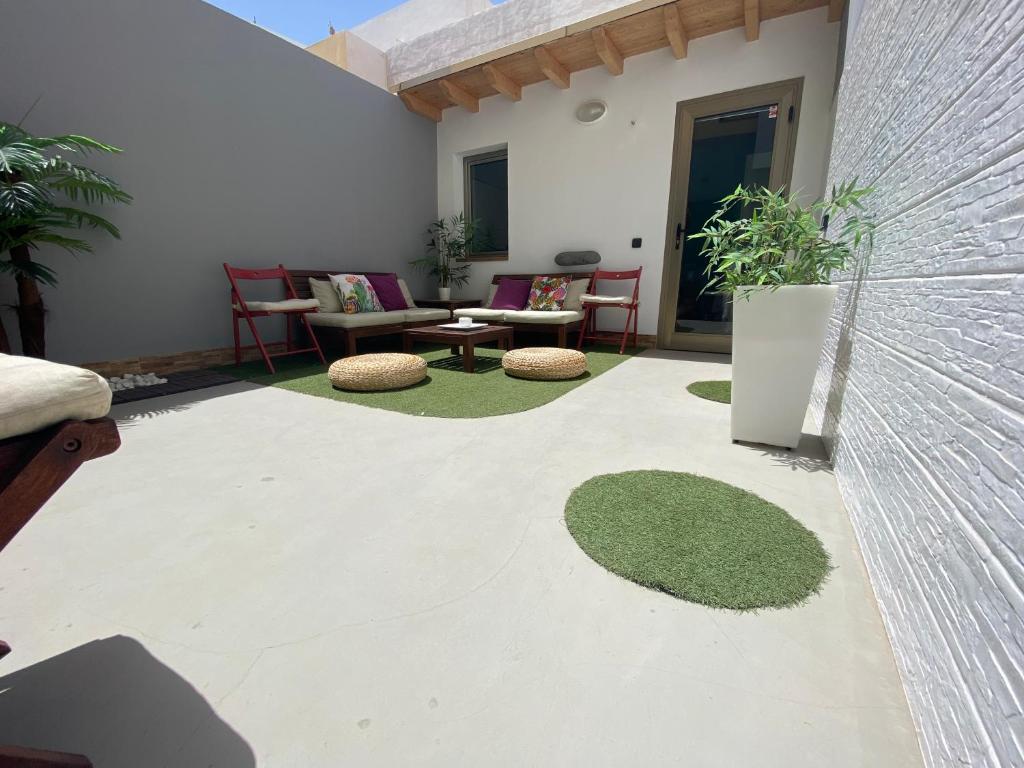 a garden with a patio with chairs and a table at Oasis Cotillo in Cotillo