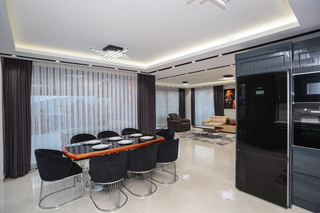 Kalkanda Deniz manzaralı havuzlu saunalı lüx villa