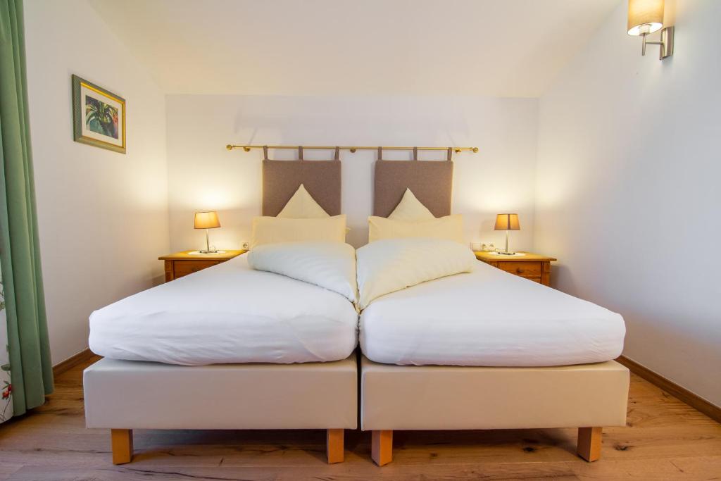Postel nebo postele na pokoji v ubytování Hotel Sonnhof