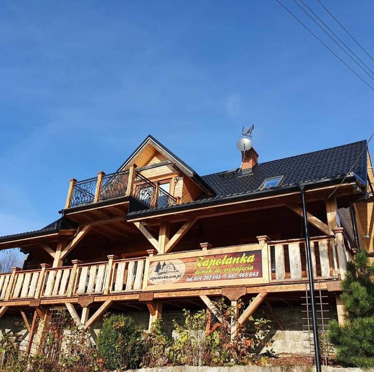 El edificio en el que está la casa vacacional