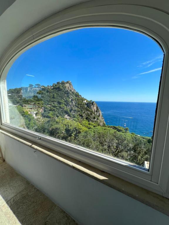 una finestra con vista sull'oceano di Casa Capaianca a Capri