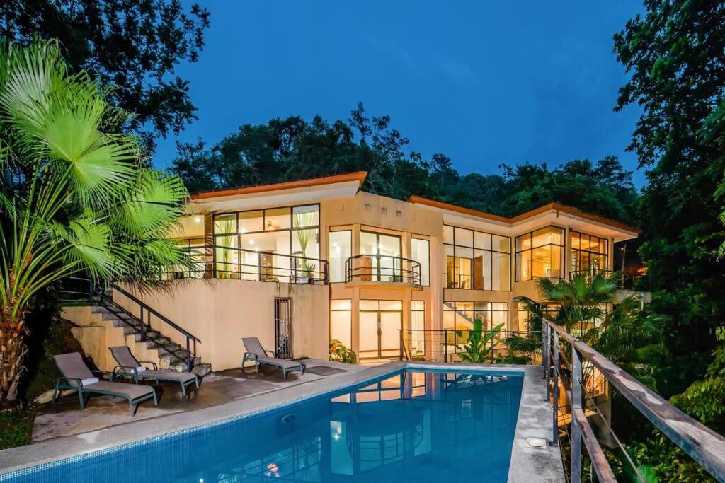 una casa grande con piscina frente a ella en Private 5 Bedroom Home with Pool! en Tárcoles