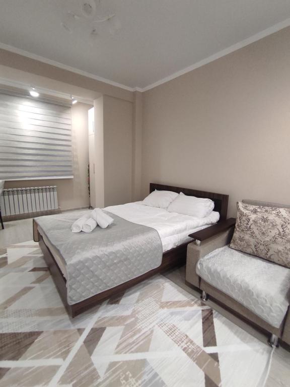 Säng eller sängar i ett rum på Уютная квартира-студия ЖК Lotus Terrace