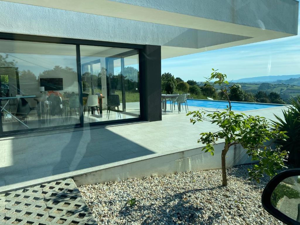 una casa de cristal con vistas a la piscina en Villa White Lagoon, 6 guests, 2 bathrooms, heated private pool, amazing view, fully Equiped ! en Alfeizerão