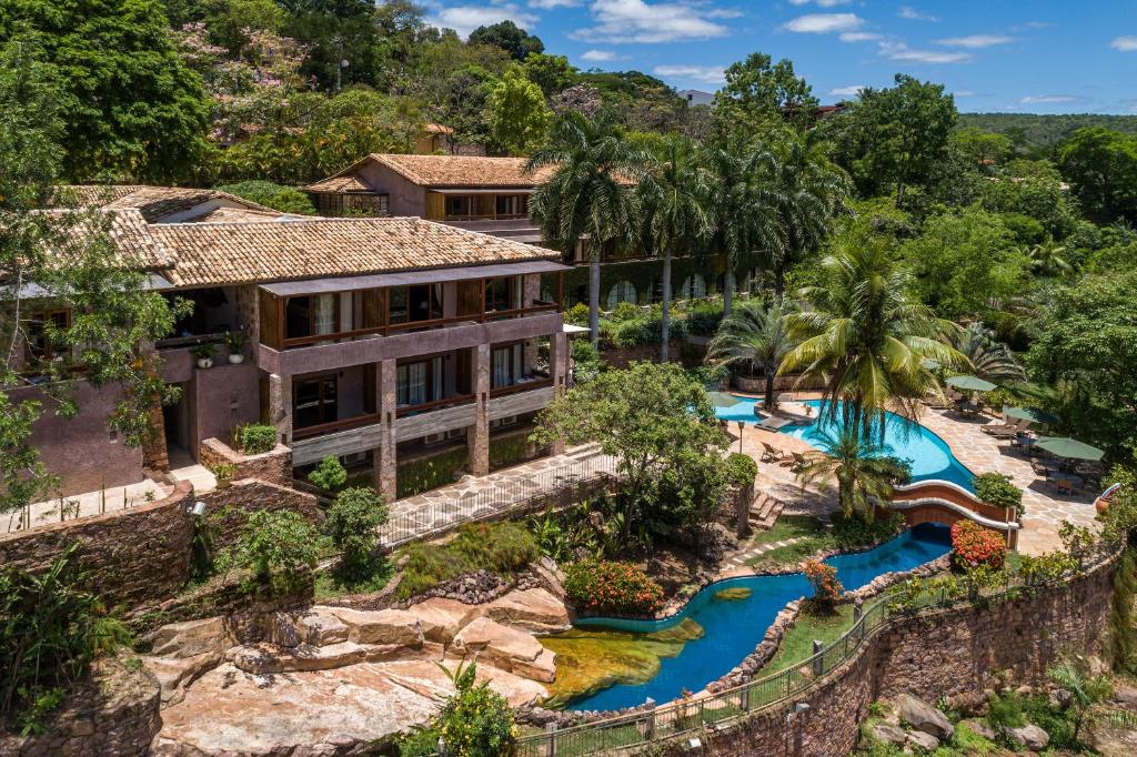 una vista aérea de una casa con un parque acuático en Hotel Canto das Águas - Roteiro de Charme, en Lençóis