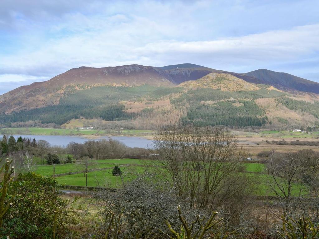 a mountain range with a lake in the foreground at Squirrels Retreat - Uk30821 in Braithwaite