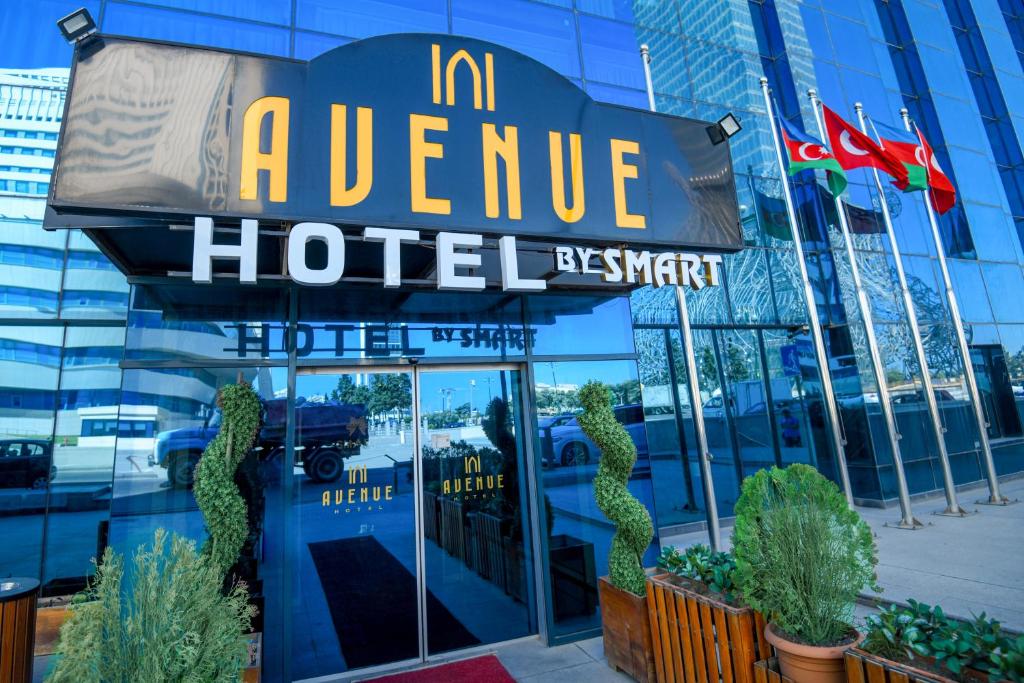 Avenue Hotel Baku by Smart في باكو: علامة الفندق على واجهة المبنى