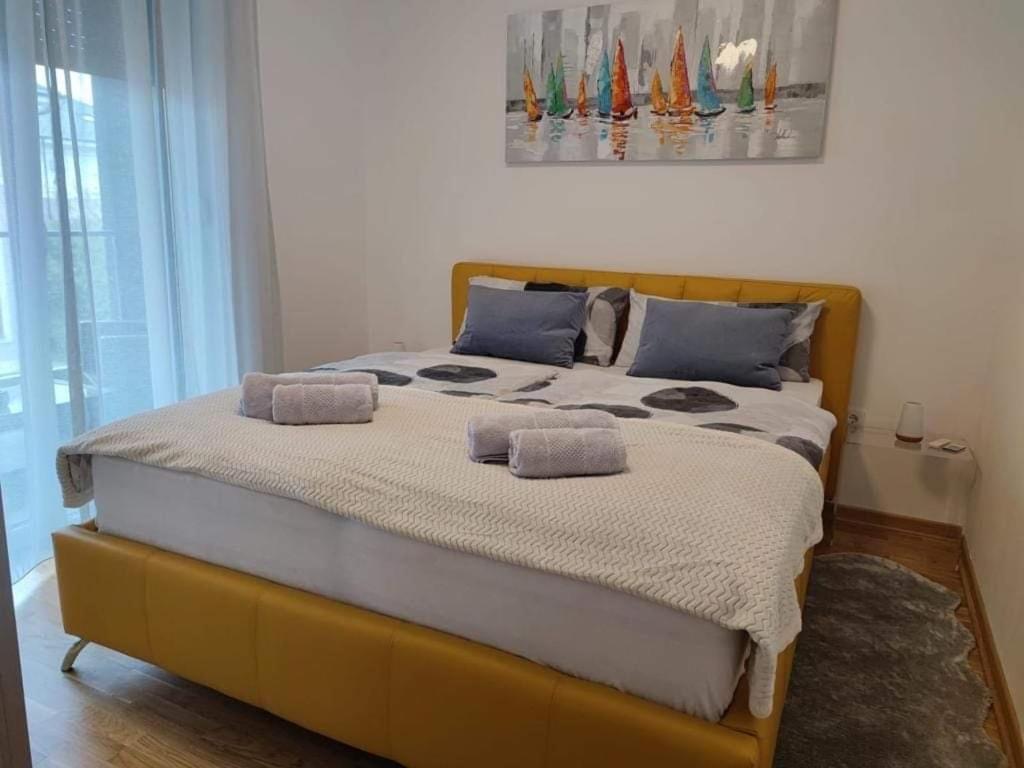 1 dormitorio con 2 almohadas en Apartman MAJA en Vrnjačka Banja