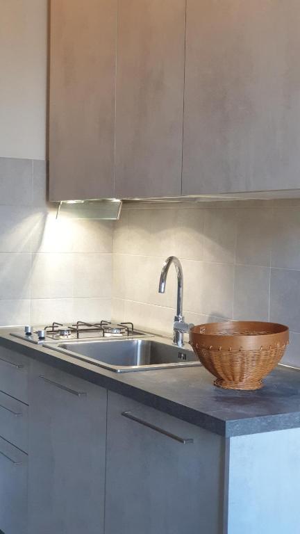 uma cozinha com um lavatório e uma tigela no balcão em bb26 Piave apartment city center em Cremona
