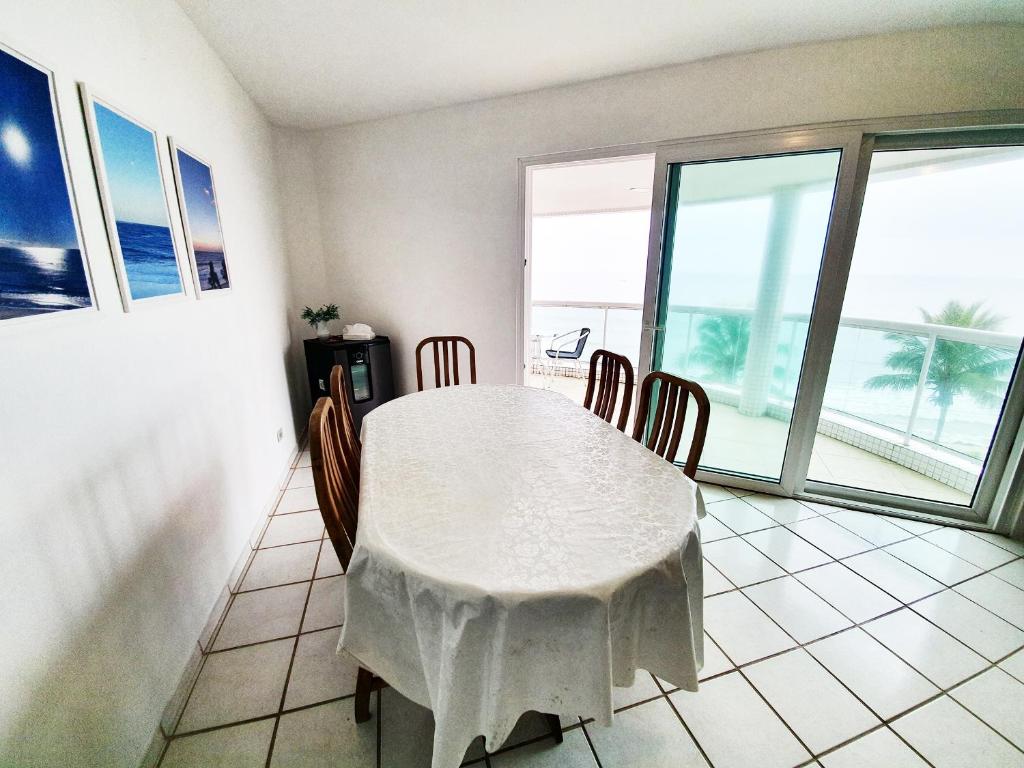 TV a/nebo společenská místnost v ubytování Apt com vista para o mar e churrasqueira