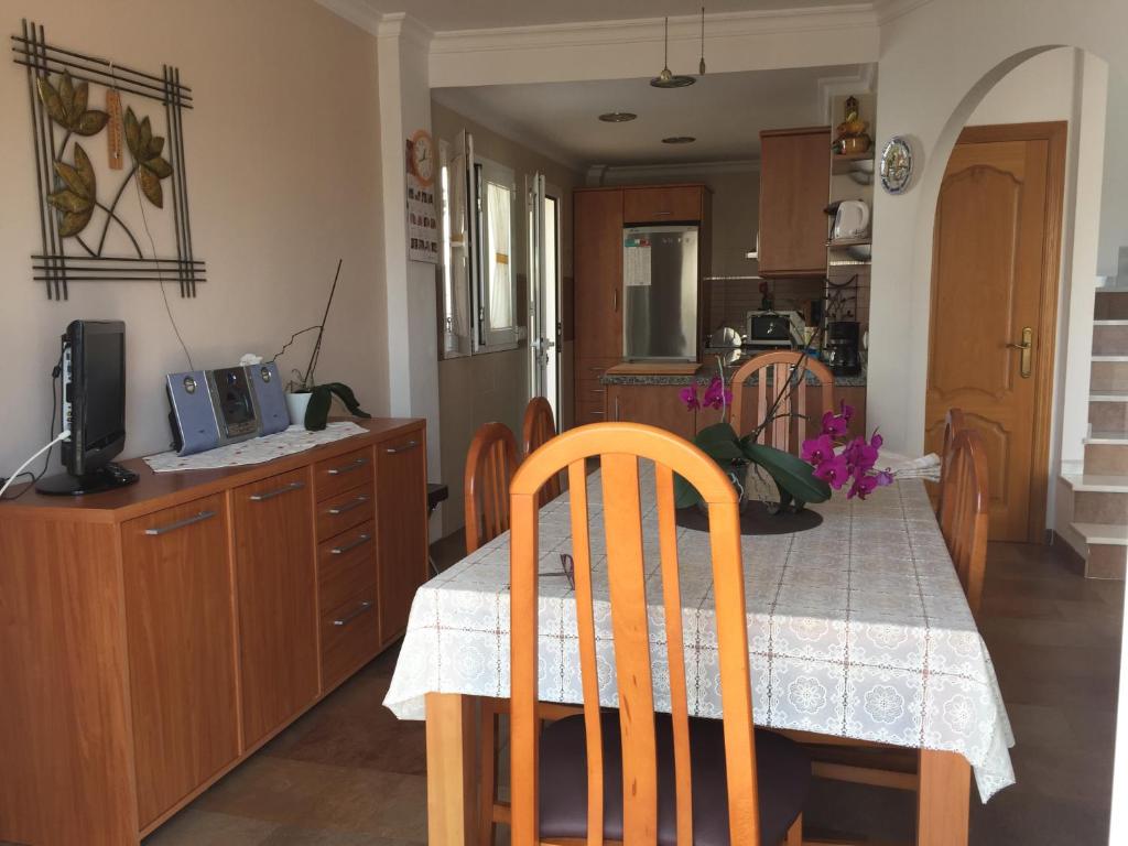 TV a/nebo společenská místnost v ubytování Casa Rosi, vistas al mar, piscina privada y A/A