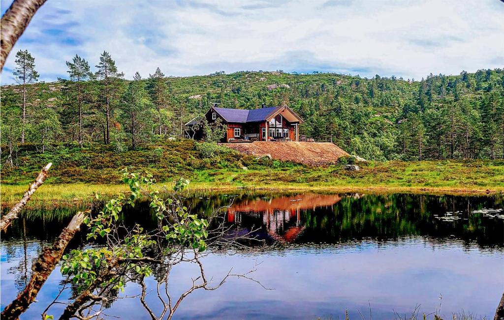 una casa sentada en la cima de una colina junto a un lago en Stunning Home In Tonstad With Kitchen en Tonstad