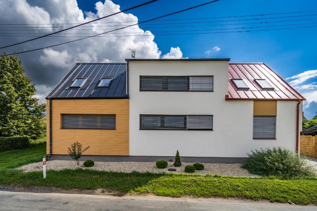 una casa con paneles solares en el techo en Penzion ENO en Kelčany