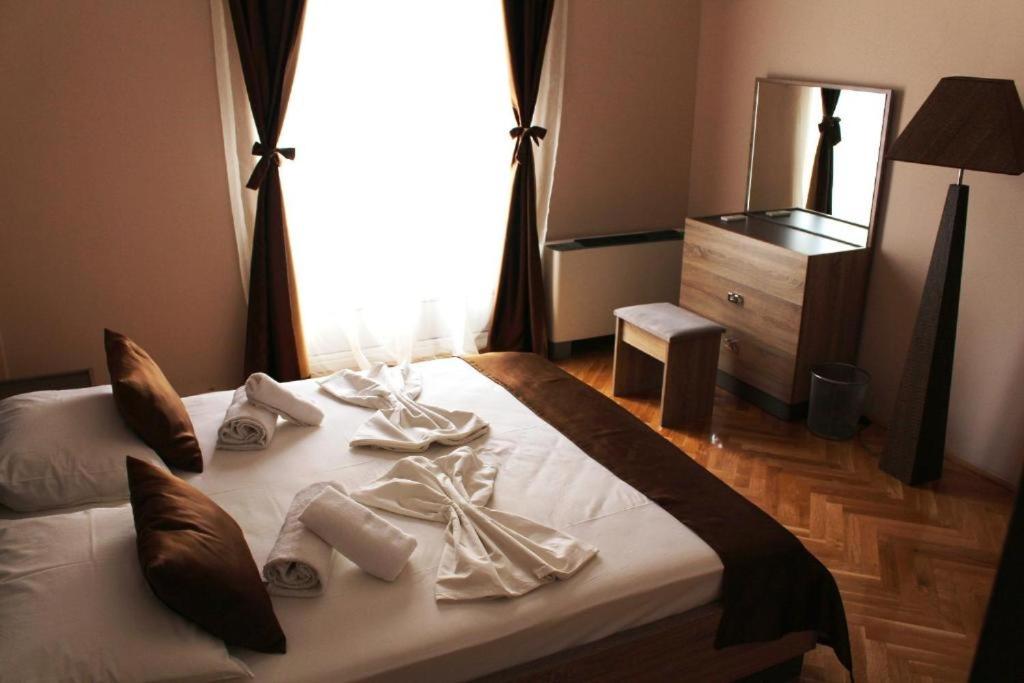 Postel nebo postele na pokoji v ubytování Hotel Crnogorska Kuća