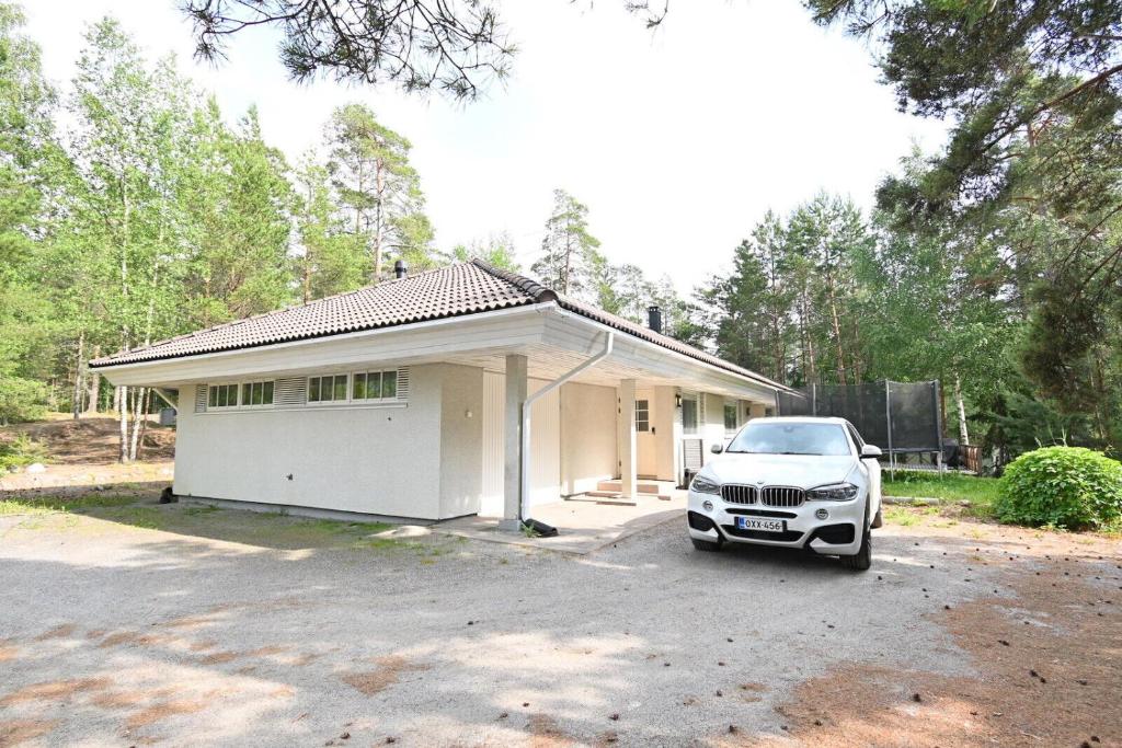 ナーンタリにあるSpacious residential houseの小屋の前に停車する車